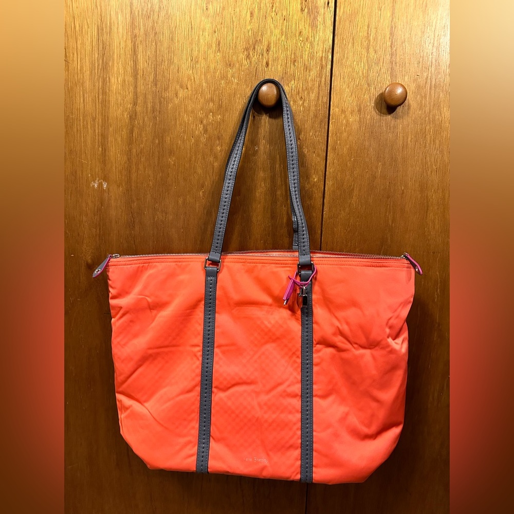 Vera Bradley Zippered Tote Bag (Coral)